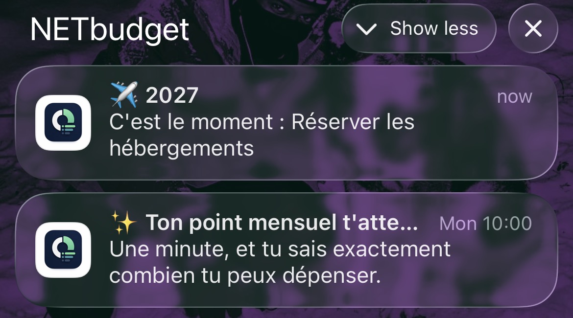 Écran verrouillé d'un iPhone avec deux notifications NETbudget : un jalon de projet et le point du mois